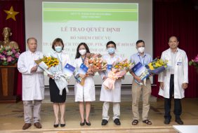 Trao Quyết định bổ nhiệm chức vụ Trưởng phòng Kế hoạch tổng hợp, Phó Trưởng khoa Gây mê hồi sức, Phó Trưởng phòng Hành chính quản trị và Phó Trưởng phòng Vật tư, trang thiết bị y tế trực thuộc Bệnh viện Mắt