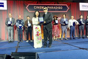 BS. CKII PHAN HỒNG MAI – Trưởng Khoa Khúc Xạ – Bệnh Viện Mắt, nữ báo cáo viên duy nhất của Việt Nam tại «Hội nghị Nhãn khoa Châu Á – Thái Bình Dương về KHÚC XẠ – Đục Thủy Tinh Thể» – Singapore ngày 1 – 2/4/2023