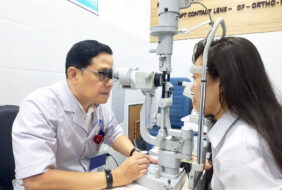 Mắt mờ, tổn thương do xài kính áp tròng “hàng độc”