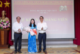 Chi bộ 3 trực thuộc Đảng ủy bệnh viện Mắt kết nạp Đảng viên mới