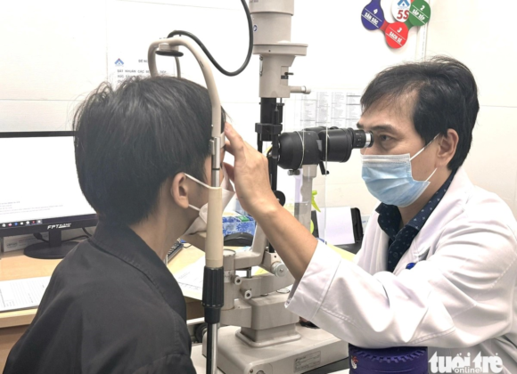 Cận thị đeo kính bất tiện, có nên đi phẫu thuật mắt xóa cận?